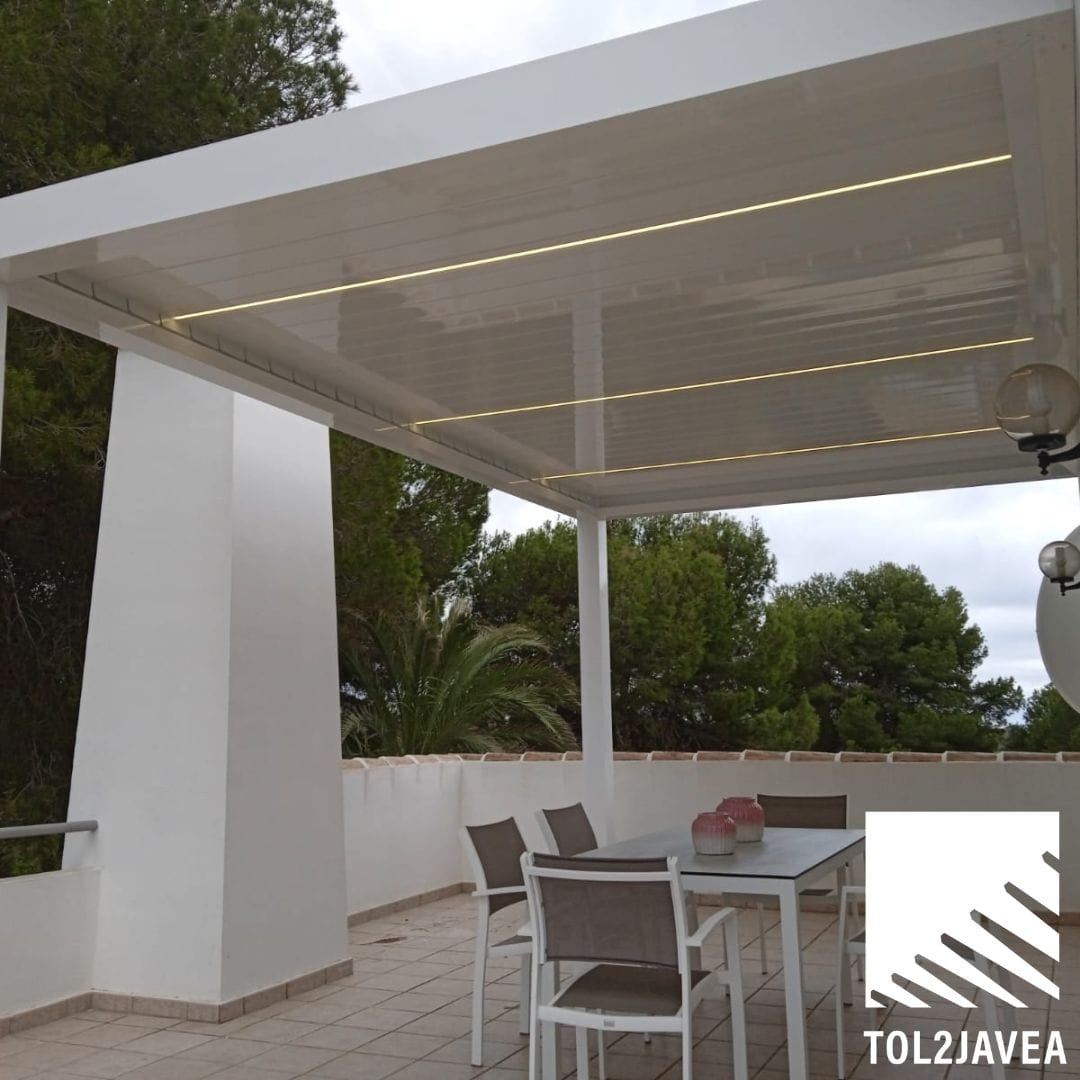 Tol2Javea | 22 1 La pérgola de la foto presenta un diseño moderno y elegante