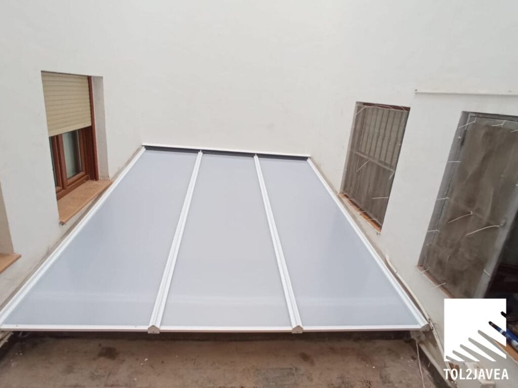 Una terraza con un techo fijo de Tol2Jávea