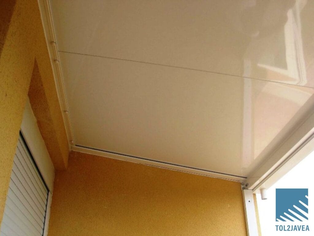 Una terraza con un techo fijo de Tol2Jávea