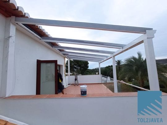 Una terraza con un techo móvil de Tol2Jávea