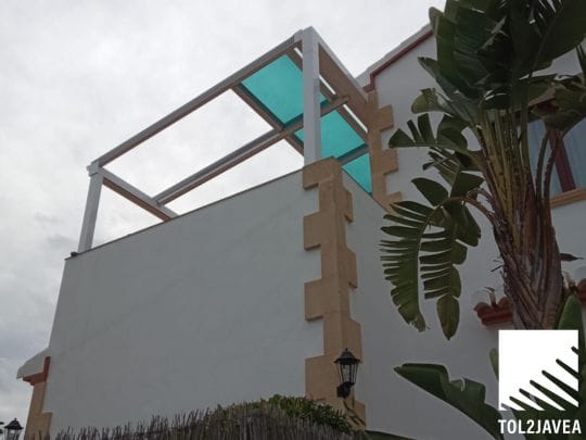 Una terraza con un techo móvil de Tol2Jávea