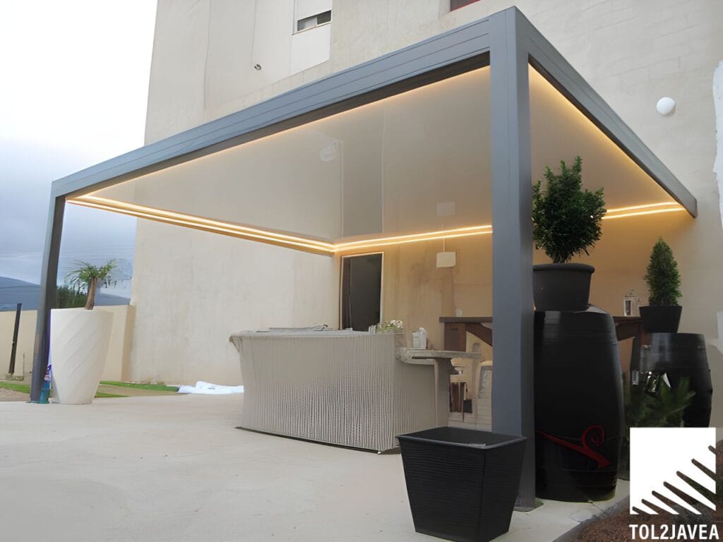 Una terraza con un techo fijo de cristal de Tol2Jávea