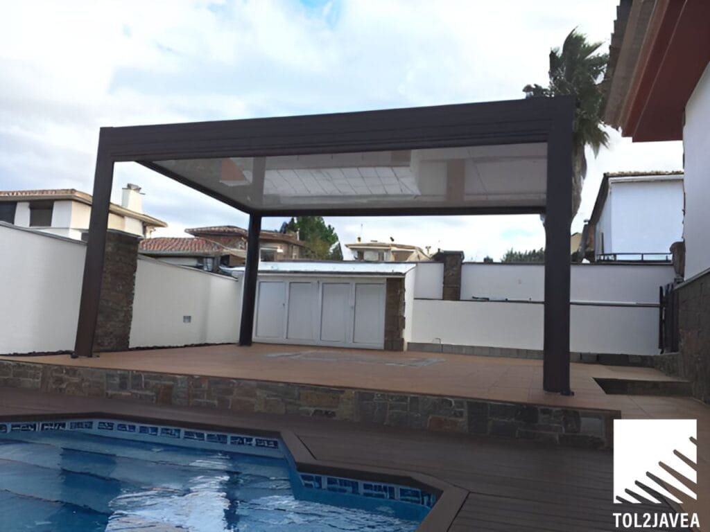 Una terraza de una piscina con un techo fijo de Tol2Jávea