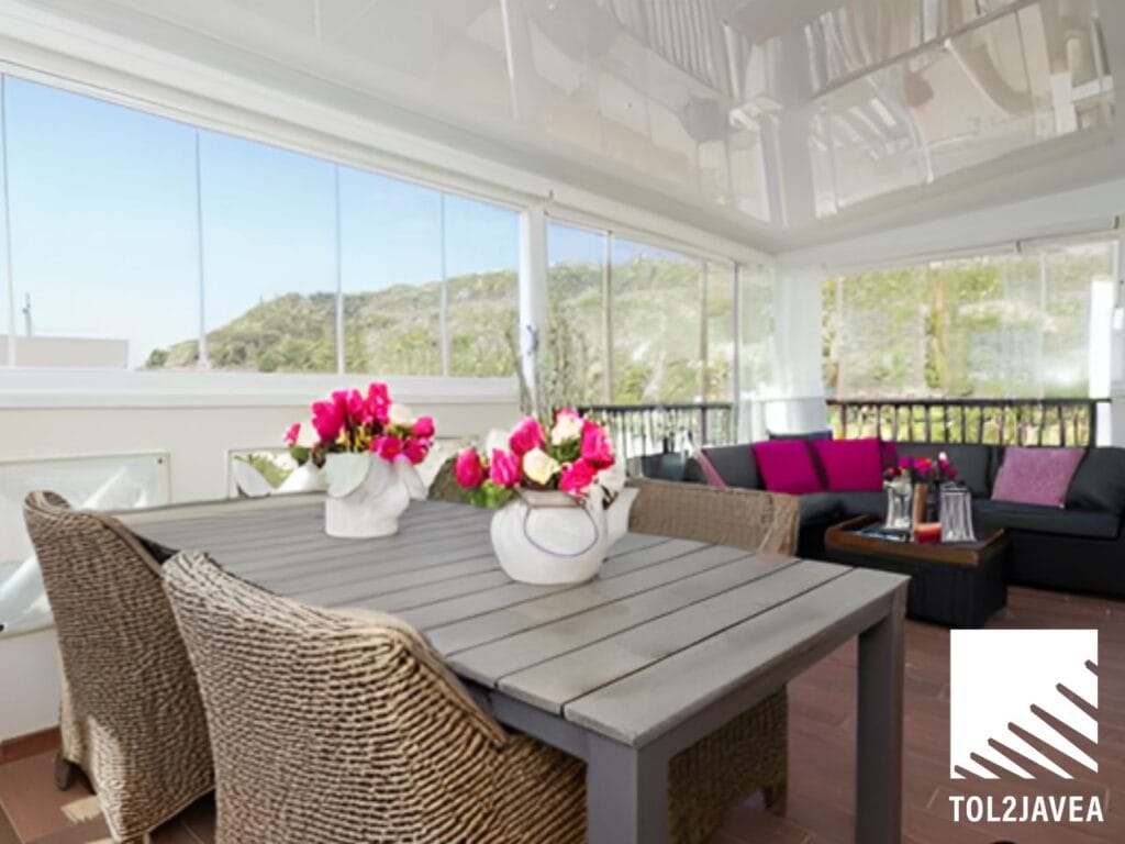 Una terraza con un techo fijo de Tol2Jávea