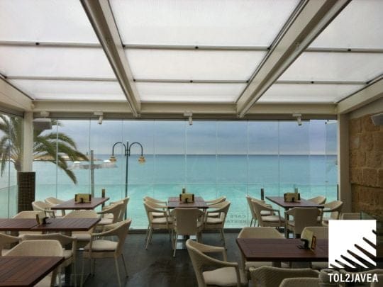 Un bar con un techo móvil de Tol2Jávea