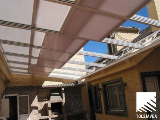 Una terraza con un techo móvil de Tol2Jávea