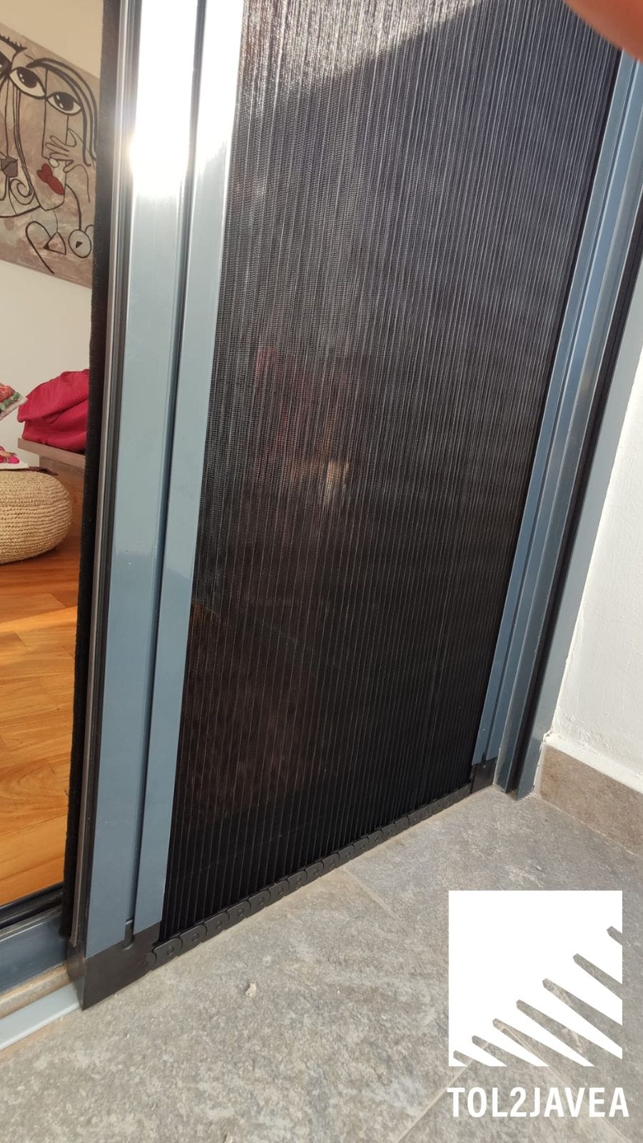 Una puerta con una mosquitera de Tol2Jávea