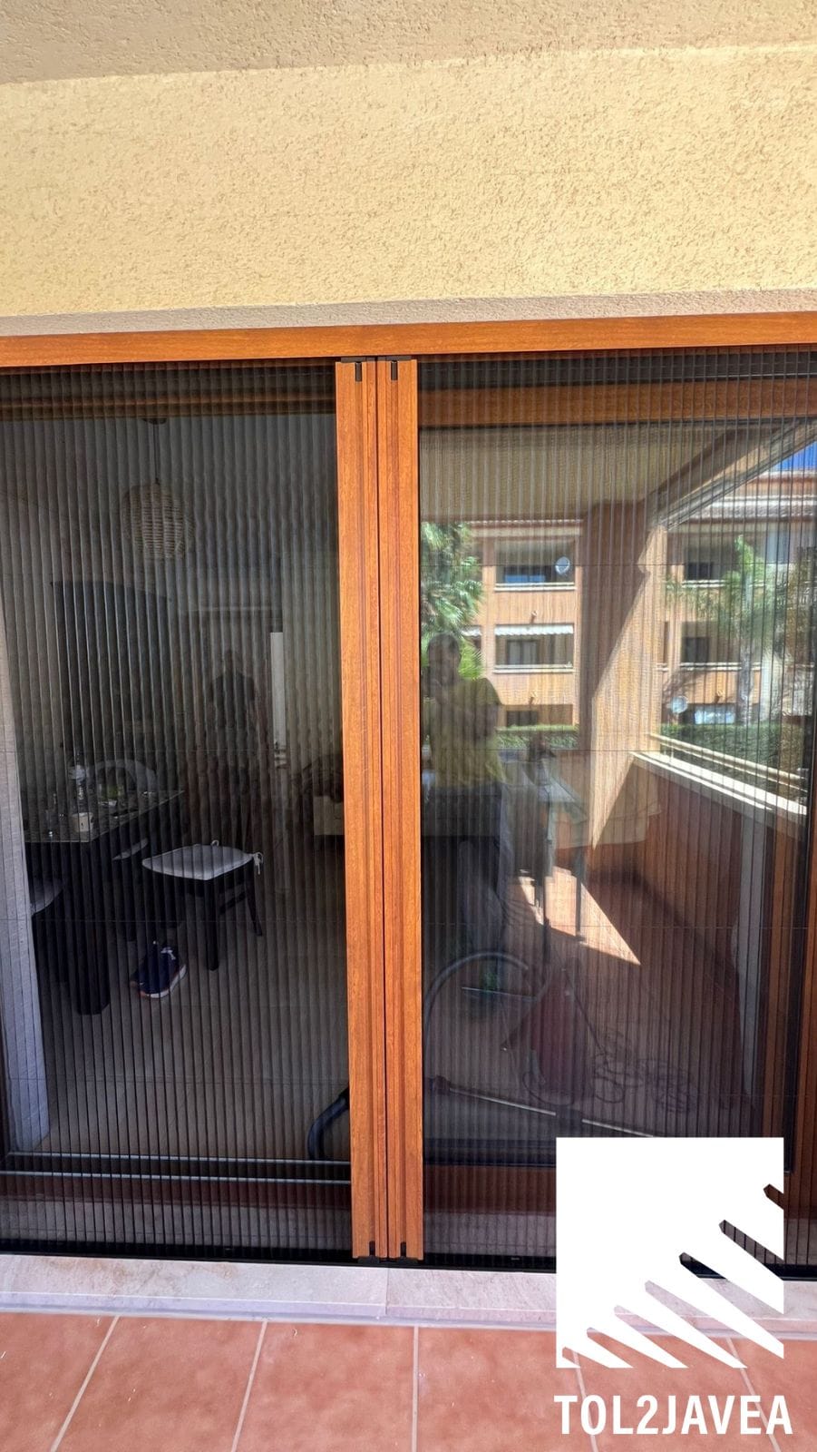 Una puerta con una mosquitera de Tol2Jávea