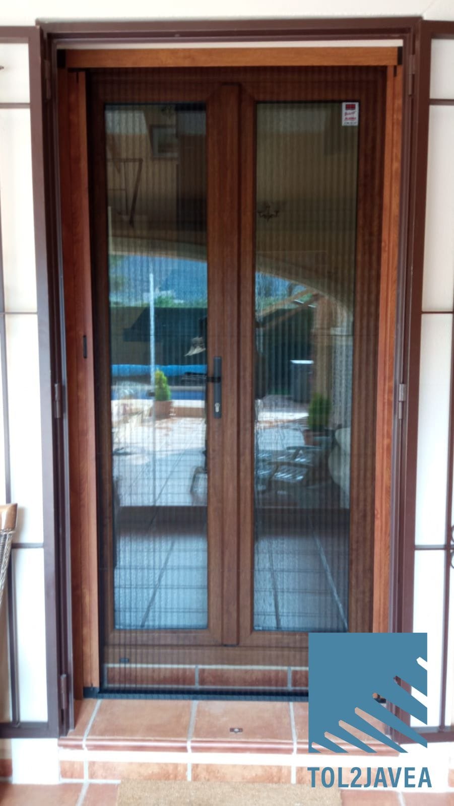 Una puerta con una mosquitera de Tol2Jávea