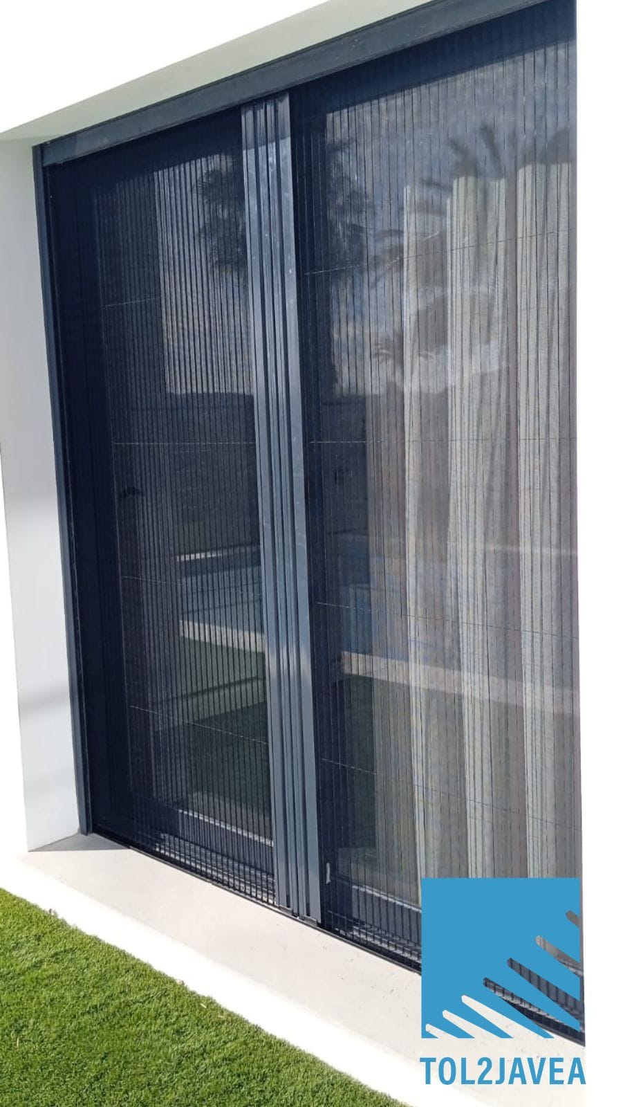 Una puerta con una mosquitera de Tol2Jávea