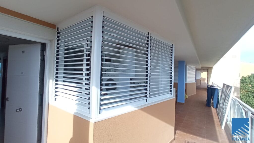 la mallorquina de la imagen es una excelente opción para quienes buscan una solución práctica y duradera para protegerse del sol y mejorar el aislamiento térmico de sus ventanas. Su diseño sencillo y su fácil mantenimiento la convierten en una elección popular para viviendas y locales comerciales.